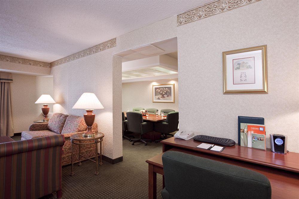 Doubletree Suites By Hilton Hotel Cincinnati - Blue Ash Sharonville Room photo