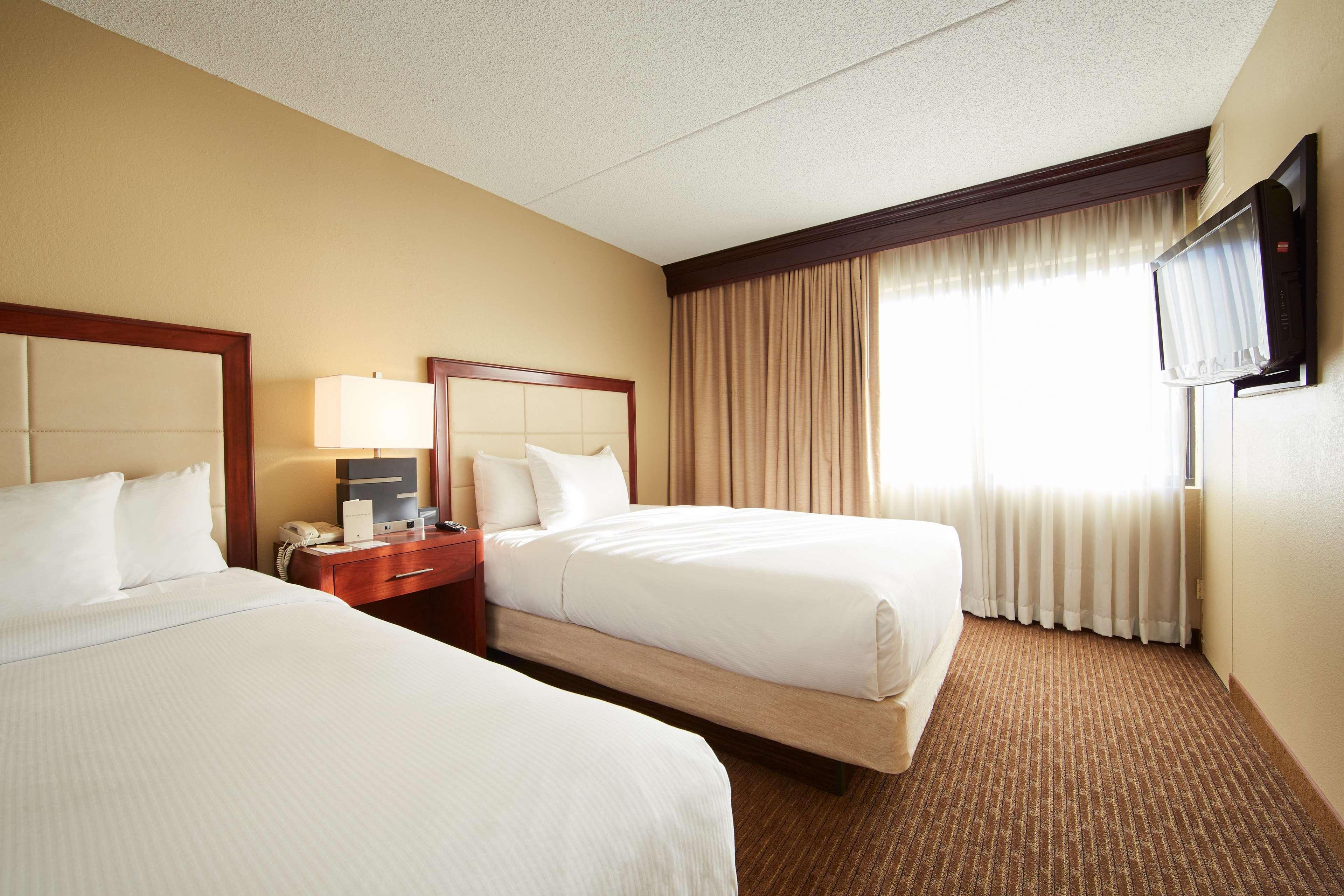 Doubletree Suites By Hilton Hotel Cincinnati - Blue Ash Sharonville Exterior photo