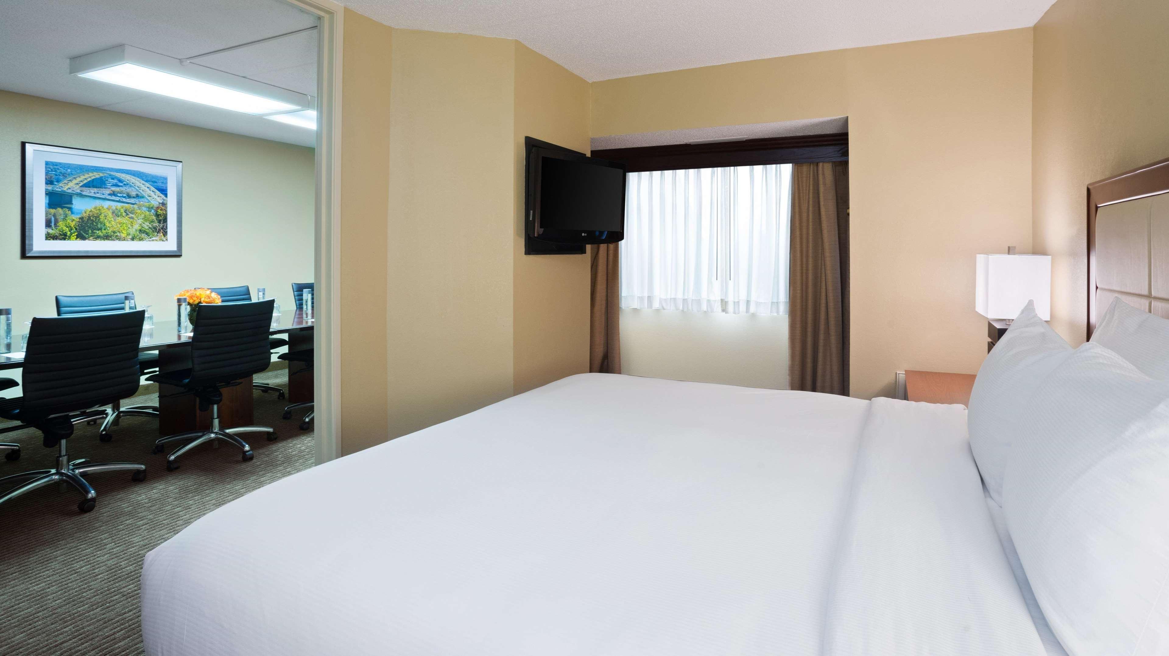 Doubletree Suites By Hilton Hotel Cincinnati - Blue Ash Sharonville Exterior photo
