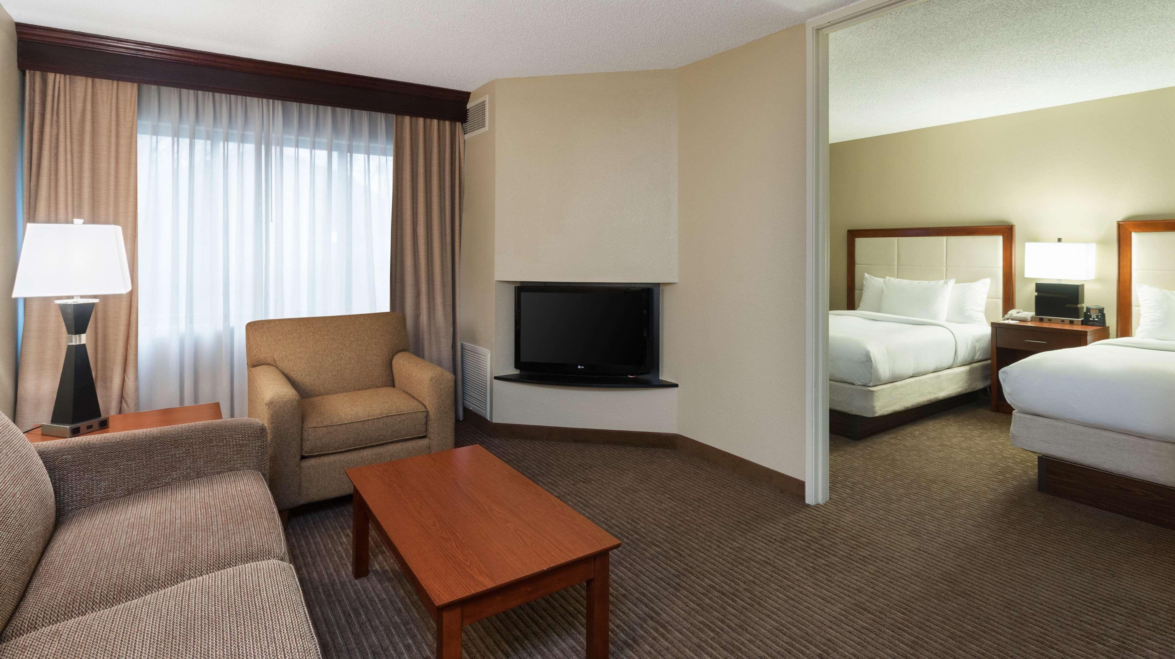 Doubletree Suites By Hilton Hotel Cincinnati - Blue Ash Sharonville Exterior photo