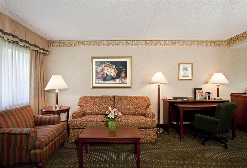 Doubletree Suites By Hilton Hotel Cincinnati - Blue Ash Sharonville Room photo