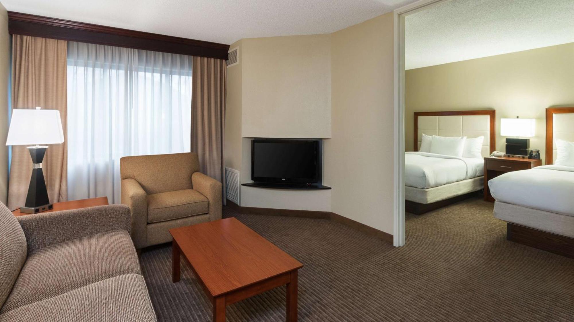 Doubletree Suites By Hilton Hotel Cincinnati - Blue Ash Sharonville Exterior photo