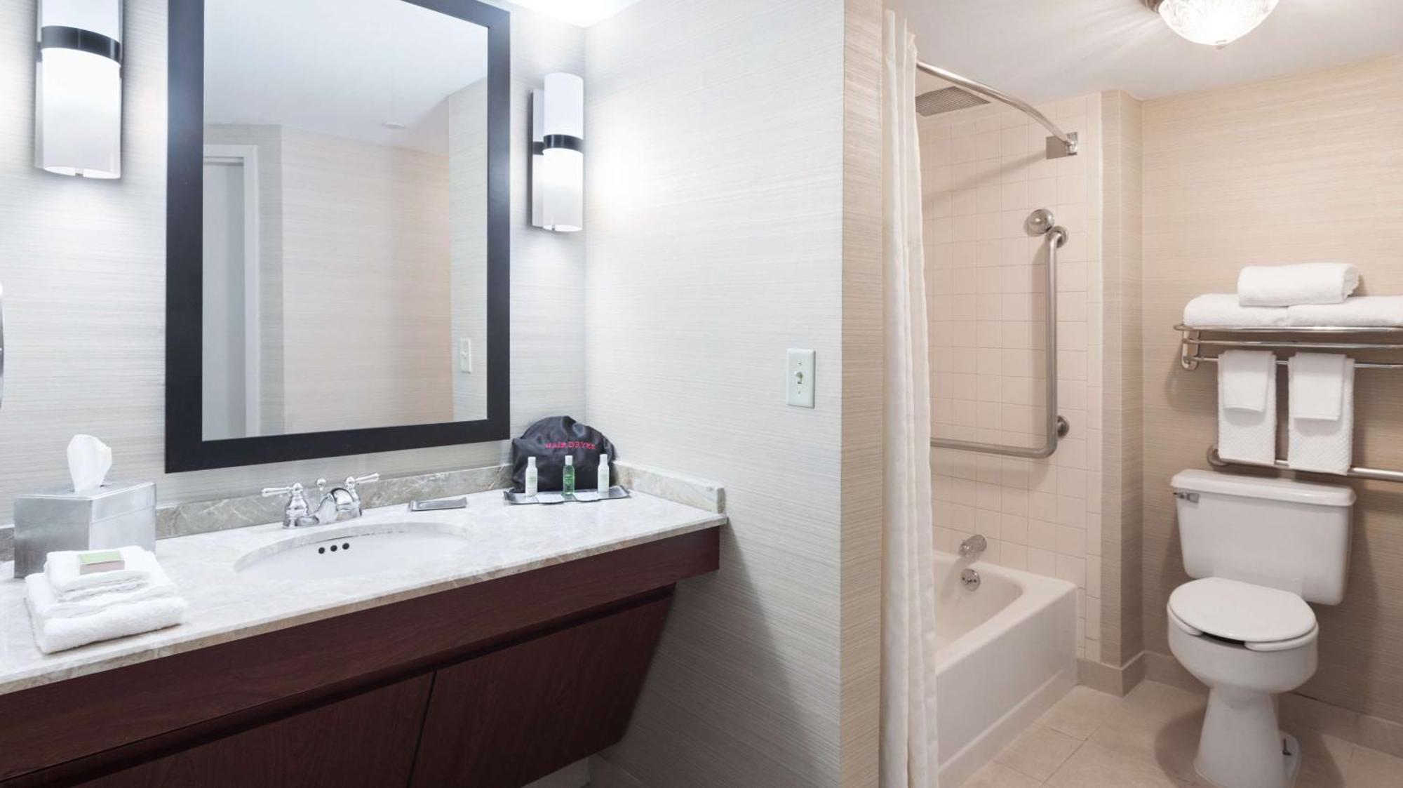 Doubletree Suites By Hilton Hotel Cincinnati - Blue Ash Sharonville Exterior photo