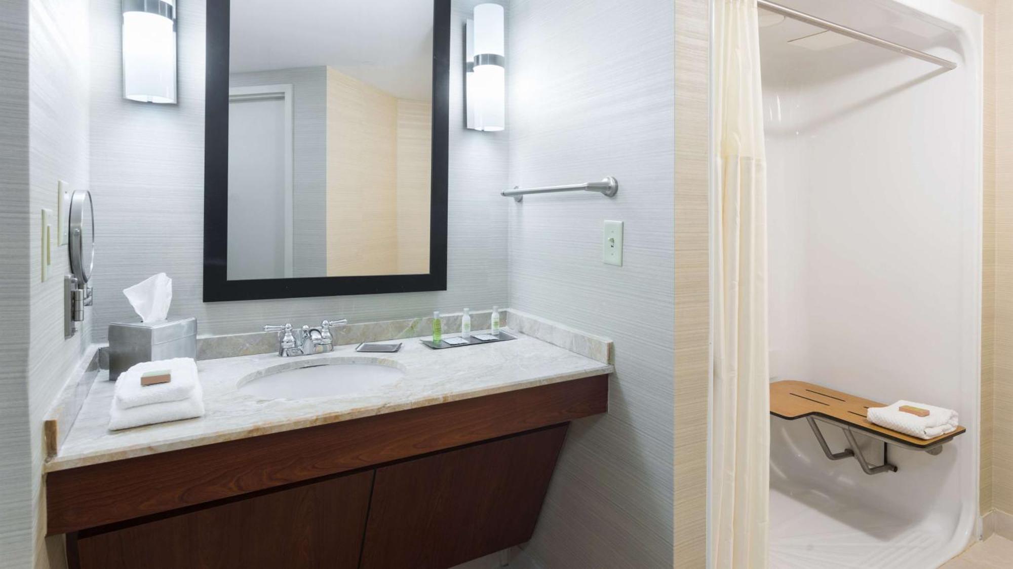 Doubletree Suites By Hilton Hotel Cincinnati - Blue Ash Sharonville Exterior photo