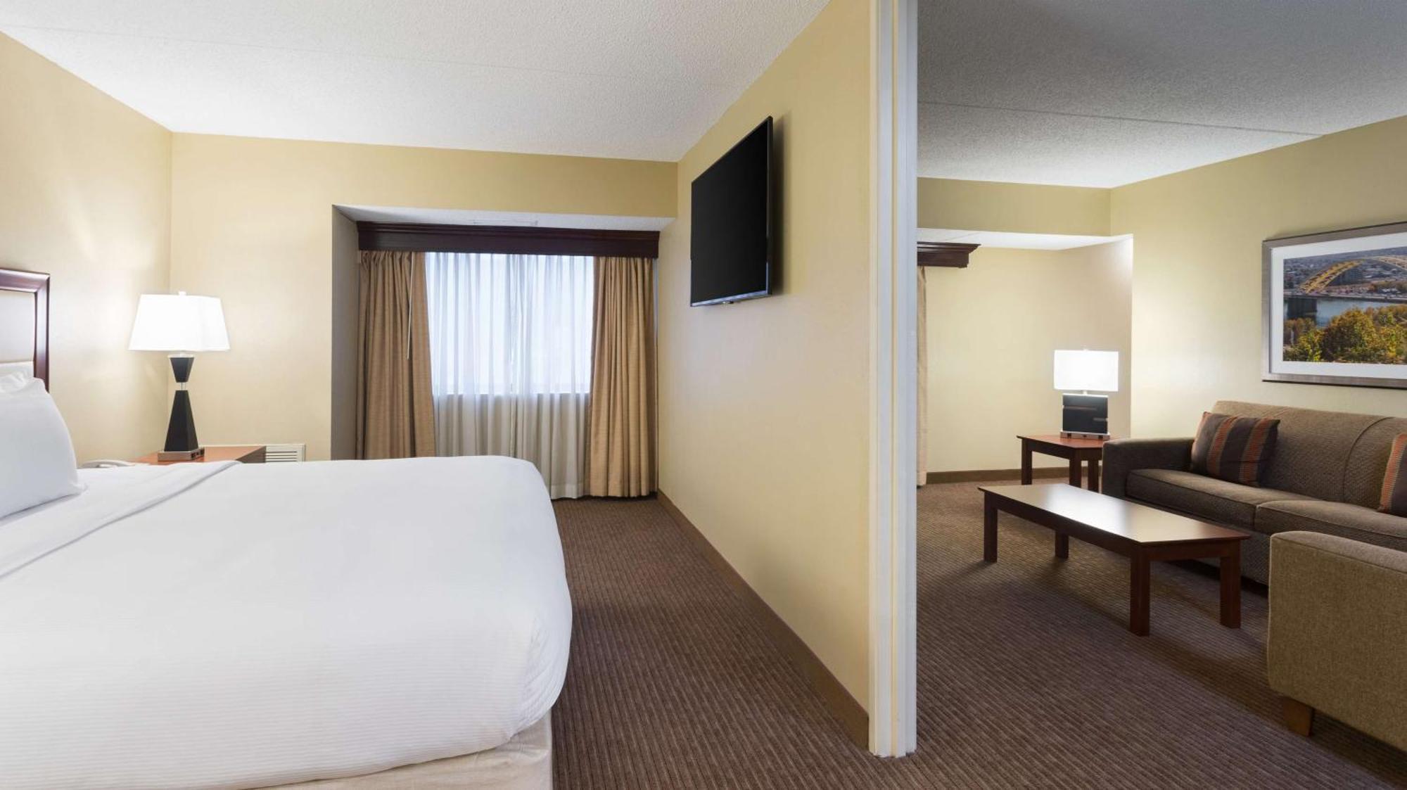 Doubletree Suites By Hilton Hotel Cincinnati - Blue Ash Sharonville Exterior photo