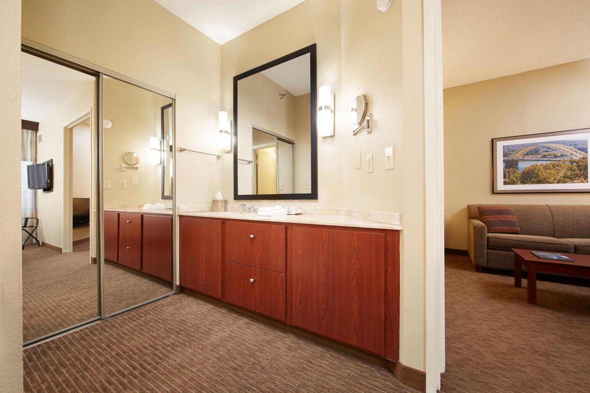 Doubletree Suites By Hilton Hotel Cincinnati - Blue Ash Sharonville Exterior photo