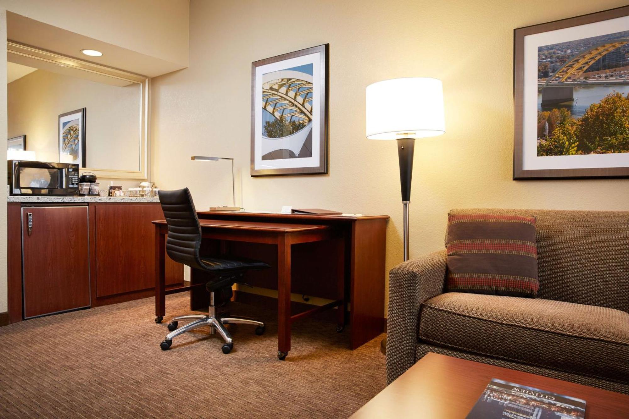 Doubletree Suites By Hilton Hotel Cincinnati - Blue Ash Sharonville Exterior photo