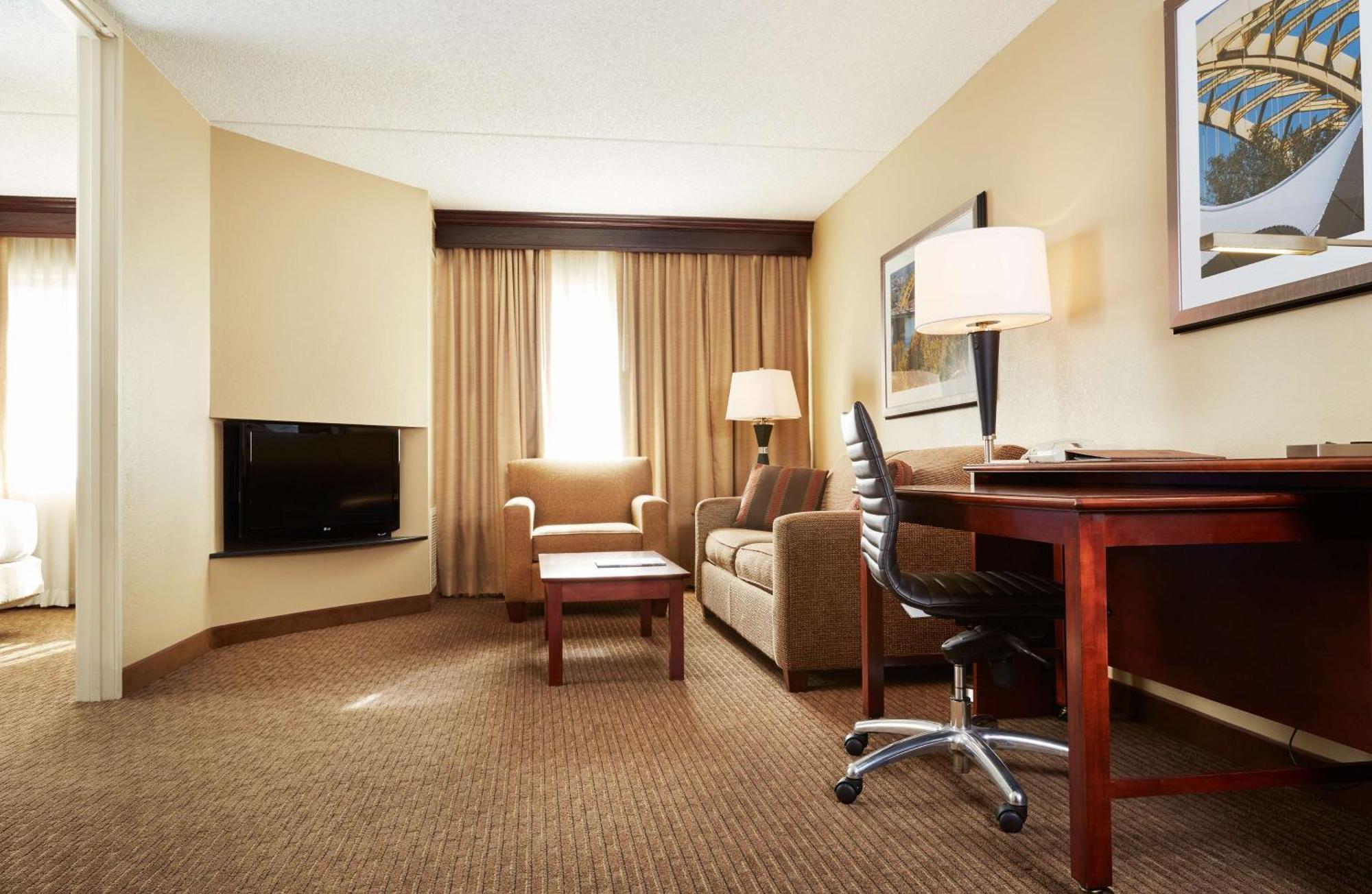 Doubletree Suites By Hilton Hotel Cincinnati - Blue Ash Sharonville Exterior photo