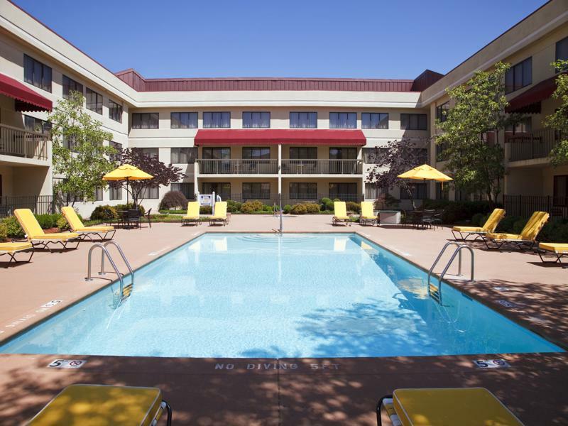 Doubletree Suites By Hilton Hotel Cincinnati - Blue Ash Sharonville Exterior photo